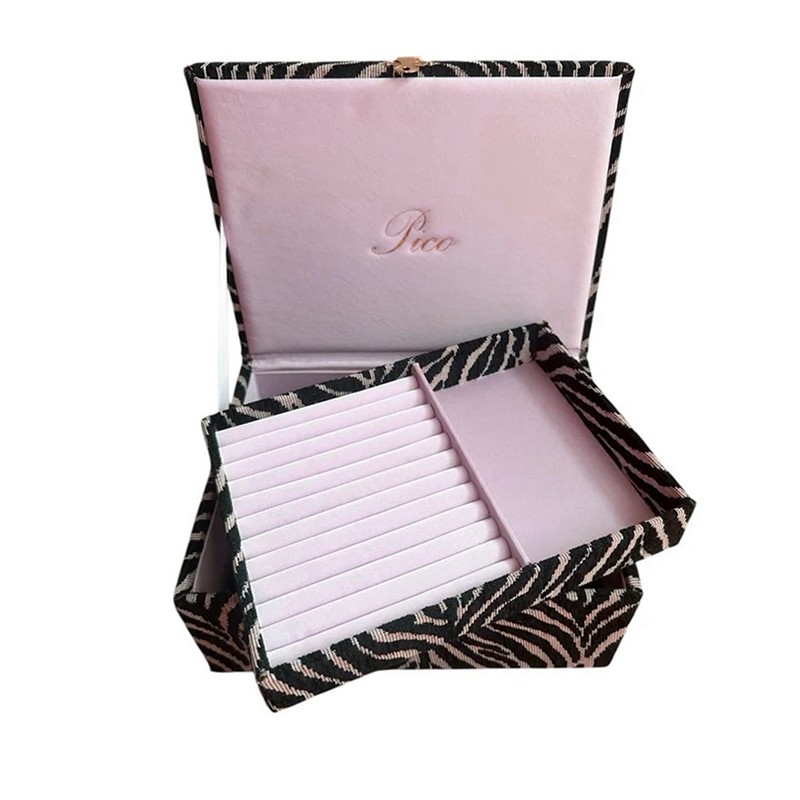 Stort Pico smykkeskrin i black zebra med rosa mat satin indtræk.3