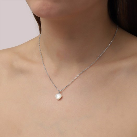Small Souvenir Heart i sølv af Jane Kønig på model