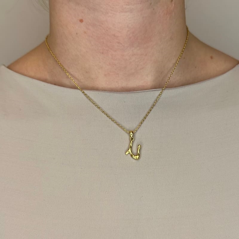 Billede af MerlePerle - Bogstav halskæde i forgyldt sølv - U