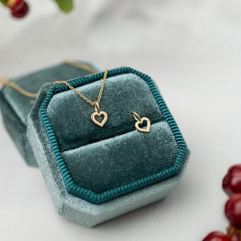 Dette fine hjertevedhæng fra NURAN i 14 karat