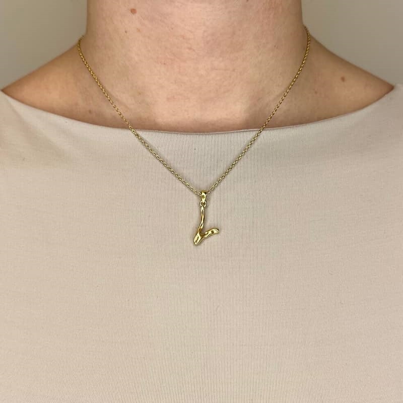 Billede af MerlePerle - Bogstav halskæde i forgyldt sølv - V
