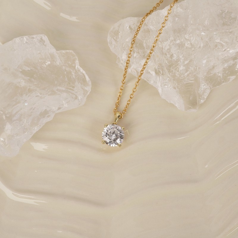 Siersbøl Luxury vedhæng i 14 karat guld med rund lab grown diamant i 4 grabber