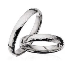 Let oval hamret sølv ringe - 3,5 mm bred. Med eller uden brillant