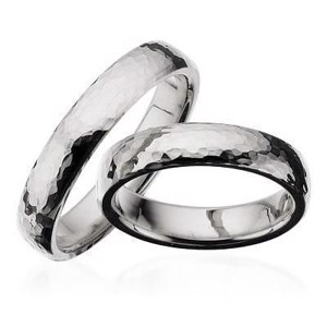 Let oval hamret sølv ringe - 4,5 mm bred. Med eller uden brillant
