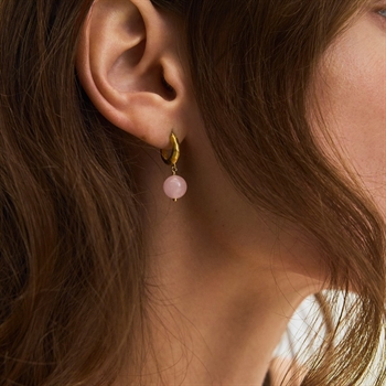 Blush øreringene i forgyldt sølv fra Pernille Corydon på model