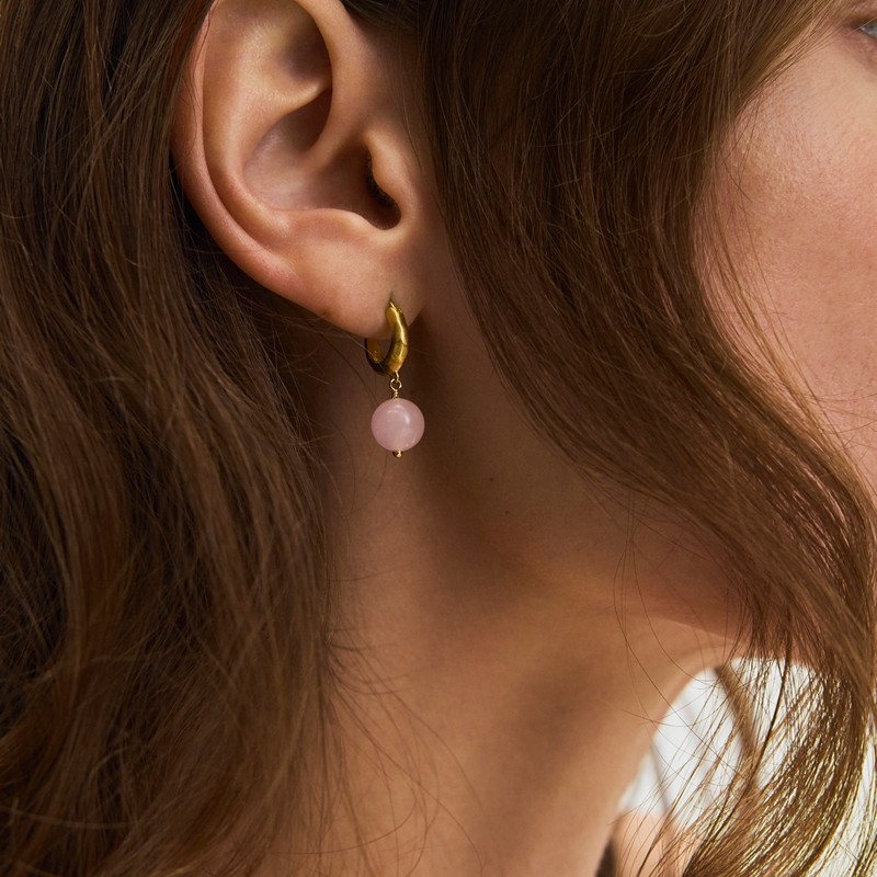 Blush øreringene i forgyldt sølv fra Pernille Corydon på model