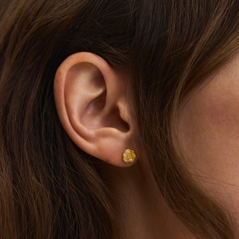 Small Rose øreringe i forgyldt sølv af Pernille Corydon på model