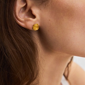 Rose øreringe i forgyldt sølv af Pernille Corydon på model