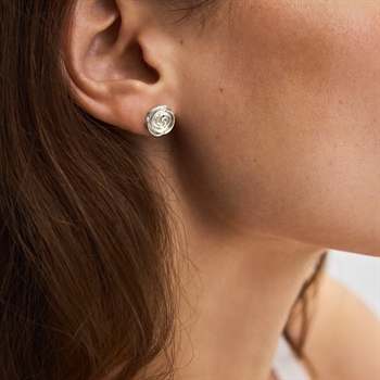 Rose ørestikkerne i sølv fra Pernille Corydon på model