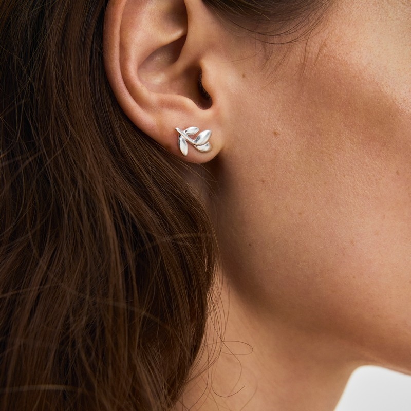 Tulip ørestikkerne fra Pernille Corydon er små, elegante øreringe i sølv 2