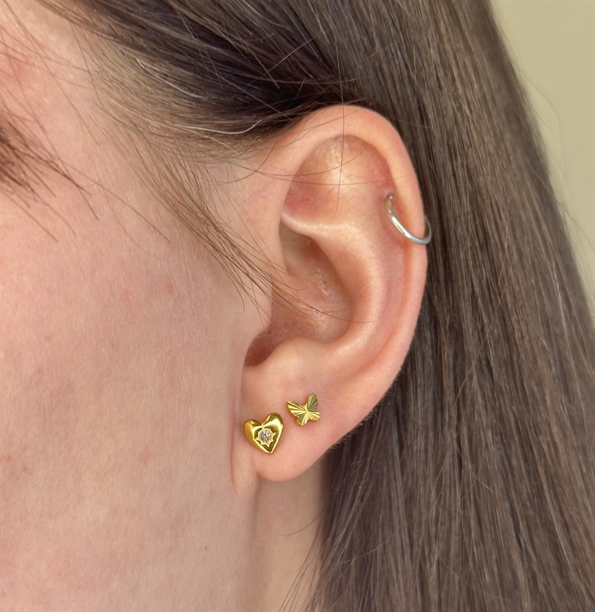 Hjerte ørestikkere i forgyldt 100% titanium m. én sten