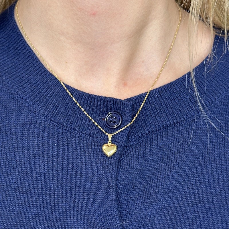 Elegant 14kt guld hjerte vedhæng med patch øsken.