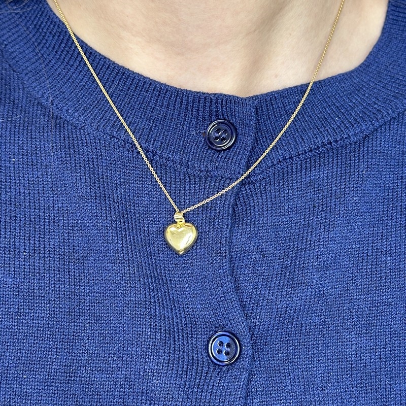 Elegant 14kt guld hjerte vedhæng med patch øsken.