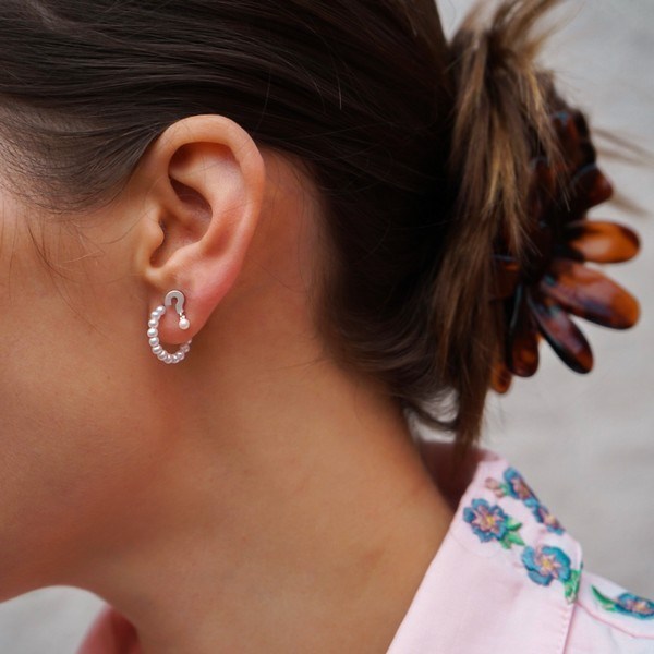 Jane Kønig - ROW Pearl Twist ørering m. perler i sølv