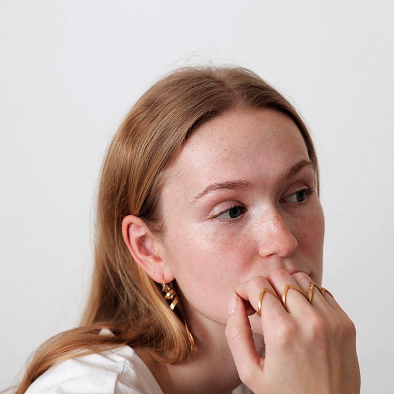 Jane Kønig - V-ring i mat forgyldt sølv