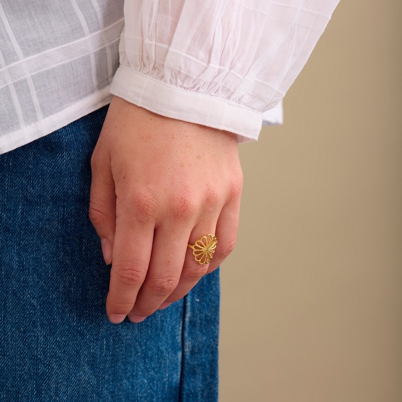 Small Bellis ring i forgyldt Pernille Corydon på model