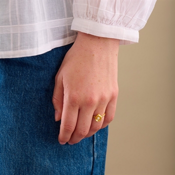 Hidden Pearl ring fra Pernille Corydon på model