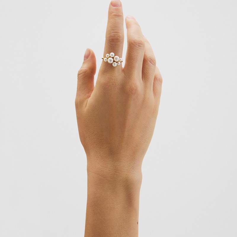 Blossom ringen fra Pernille Corydon på model