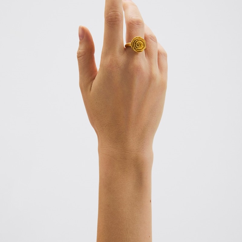 Pernille Corydon Rose ring i forgyldte sølv på model