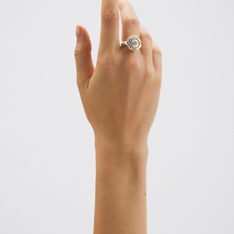 Pernille Corydon Rose ring i sølv på model