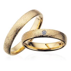 Vielsesringe - Guldringe 14kt. rustik i 4mm og 0,03ct. brillant